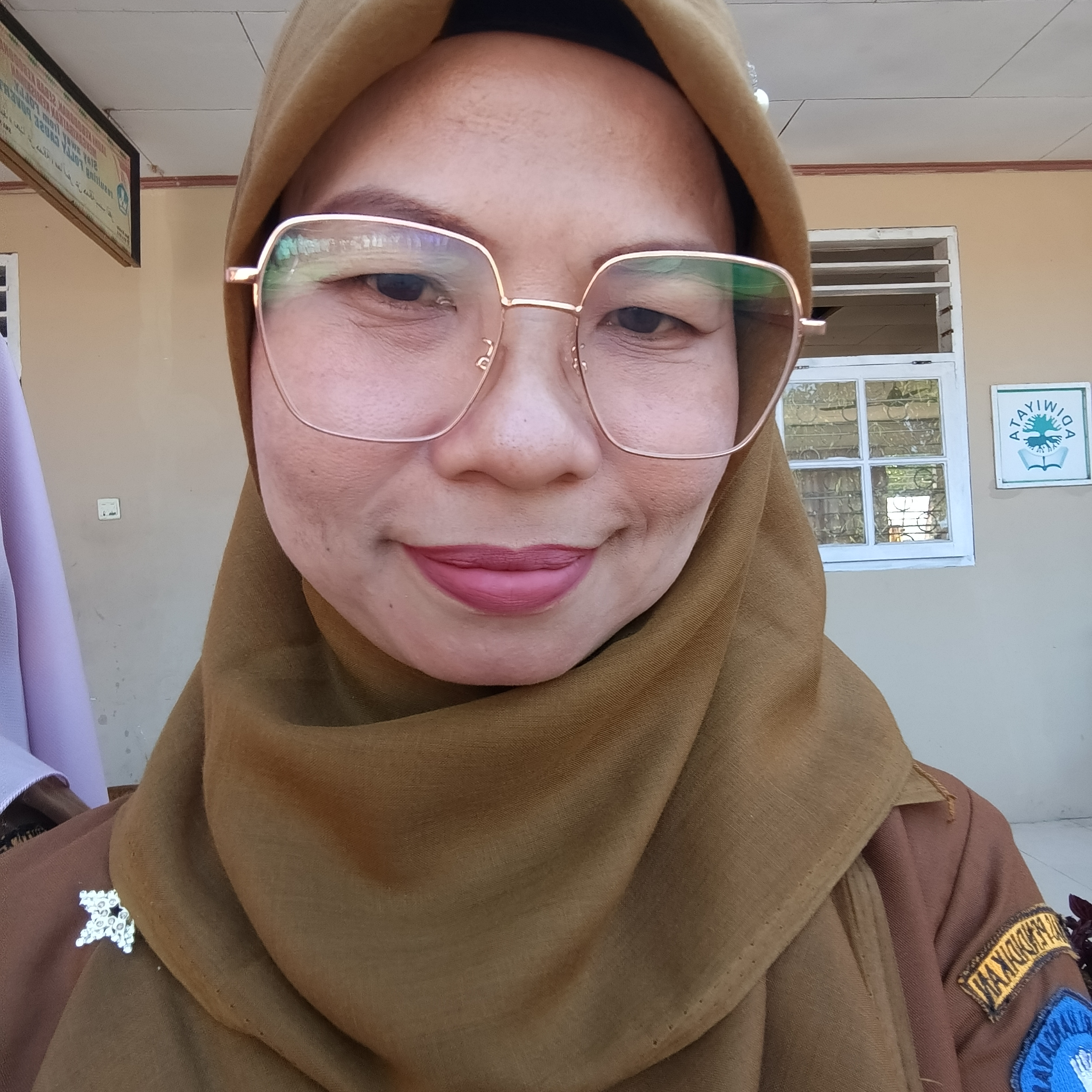 <center>Guru KImia<br>Rosi Putri, ST</center>